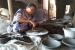 Sukari (70), pengrajin gerabah di Desa Sitiwinangun, Kecamatan Jamblang, Kabupaten Cirebon, sedang membuat produk cobek pecel lele.