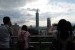 Turis sedang mengambil gambar bangunan paling ikonik Taiwan yakni Taipei 101.