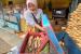 Ubi Cilembu, oleh-oleh khas asal Sumedang yang dijual para pedagang di jalur mudik Nagreg, Kabupaten Bandung, Jumat (29/4/2022). Para pemudik biasa menyempatkan diri untuk membeli oleh-oleh tersebut.