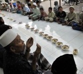 Umat Islam berdoa sebelum menggelar tradisi ‘Megibung’ di Masjid Al Muhajirin Kampung Islam Kepaon, Denpasar, Bali, Rabu (10/8).