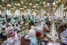 Umat Islam menanti waktu berbuka puasa dengan takjil yang dibagikan warga Madinah di Masjid Nabawi, Madinah, Arab Saudi. 230 Ribu Makanan Iftar Dibagikan kepada Jamaah Masjid Nabawi