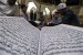 Umat muslim bertadarus membaca Alquran pada malam pertama bulan suci Ramadhan 1441 H