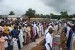 Umat Muslim di Liberia sedang sembahyang berjamaah di lapangan 