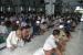 Umat muslim mendengarkan khotbah sebelum pelaksanaan shalat Jumat di Masjid Raya Baiturrahman, Banda Aceh, Aceh, Jumat (17/4/2020). Pelaksanaan shalat Jumat di Masjid Raya Baiturrahman itu tidak lagi menerapkan pembatasan jarak (physical distancing) dan hanya sebagian yang mengenakan masker.