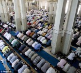 Umat Muslim menggelar shalat tarawih di salah satu masjid di kota Roma, Italia.