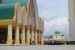 Umat muslimmemasuki masjid untuk melaksanakan Sholat di Masjid komplek Islamic Center Mataram, Lombok, NTB. Sabtu (28/1)