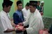 Ustadz Hasan Basri Tanjung menyerahkan hadiah buku 