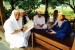 Ustadz Muhammad Ariifn Ilham (kiri) mengkaji Alquran bersama para sahabatnya di Sentul, Bogor, Senin (6/6) pagi.