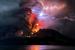  Visualisasi erupsi yang disertai kilatan petir vulkanik terjadi di Gunung Ruang yang berlokasi di Kabupaten Sitaro, Sulawesi Utara, Rabu (17/4/2024)
