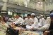 wakil menteri agama prof nasaruddin umar (ketiga dari kanan) tengah berbincang dengan guru besar ipb prof rokhmin dahuri di sela iktikaf eksekutif di masjid baitul ihsan, bank indonesia