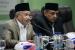 Wakil Ketua Umum MUI KH Muhyiddin Junaidi (kiri) didampingi pimpinan MUI saat memimpin pertemuan dengan pimpinan ormas Islam tingkat pusat di Gedung MUI Pusat, Jakarta, Kamis (12/3).