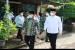 Wakil Wali Kota Tangerang Sachruddin (batik) dan Camat Benda Achmad Suhaely (baju putih) saat meninjau kegiatan warga.