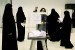 Wanita Arab Saudi memberikan hak suaranya dalam pemilihan umum di Riyadh, Arab Saudi, Sabtu (12/12). 