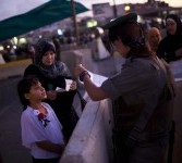 Wanita Palestina dan anaknya menjalani pemeriksaan oleh serdadu Israel di pos penyeberangan Qalandia. Warga Palestina asal Tepi Barat berbondong-bondong menuju Masjid Al Aqsa di Yerussalem untuk melakukan ibadah shalat Tarawih (Ilustrasi). 