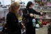 Jelang Ramadhan, Suasana Muram Kian Terasa di Palestina. Wanita Palestina melihat-lihat lentera di sebuah toko di Tepi Barat, Palestina, sebagai persiapan menyambut Ramadhan. 