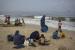 Wanita Palestina mencuci pakaian dengan air laut di pantai Deir al Balah, Jalur Gaza, Kamis, 2 November 2023. Menteri Urusan Perempuan Palestina, Mona Al-Khalili, mengungkapkan bahwa pasukan pendudukan Israel sengaja menargetkan perempuan dan anak-anak di Gaza dan Tepi Barat. 