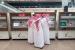 Warga Arab Saudi membeli tiket kereta cepat Haramain di King Abdullah Economic City dekat Jeddah, Arab Saudi. 