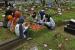 Warga berziarah di makam keluarganya di tempat pemakaman umum (TPU) Karet Kebembem, Tanah Abang, Jakarta, Selasa (29/3/2022). Banyak warga yang melakukan ziarah kubur menjelang bulan Ramadhan. UAS Sampaikan Dalil Membaca Alquran di Samping Kuburan