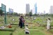  Warga berziarah ke makam kerabat mereka di Tempat Pemakaman Umum (TPU) Karet Bivak, Jakarta, Senin (28/7). (Republika/Adhi Wicaksono)