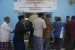 Warga binaan (narapidana dan tahanan) muslim bersalaman usai mengikuti kegiatan pengajian umum dalam rangkaian program Pesantren Ramadan di Lembaga Pemasyarakatan Klas IIB Tulungagung, Tulungagung, Jawa Timur, Kamis (9/5/2019). 
