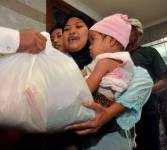 Warga kurang mampu atau dhu'afa mendapat bantuan sembako dalam Bazar Amal di Masjid Agung Sunda Kelapa, Jakarta Pusat, Ahad (17/7). Pembagian sembako ini diadakan oleh majelis ta'lim Masjid Agung Sunda Kelapa dalam rangka menyambut Bulan Suci Ramadhan 1432