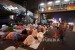  Warga melaksanakan ibadah Shalat Tarawih pertama Ramadhan 1437 H di kawasan Pasar Gembrong, Jakarta, Ahad (5/6). (Republika/Rakhmawaty La'lang)