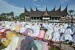 Warga melaksanakan Shalat Idul Fitri, di Lapangan Imam Bonjol, Padang, Sumatra Barat. Tradisi Manjalang Pucuk Adat Talu Saat Idul Fitri Terus Dipertahankan
