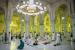 Warga melakukan shalat berjamaah pertama seusai Masjid Nabawi dibuka kembali. Saat itu ziarah ke Raudah al Sharifah juga bisa dilakukan.