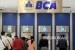  Warga melakukan transaksi menggunakan mesin ATM BCA di salah satu pusat perbelanjaan di Jakarta.