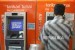  BNI Syariah Dukung Digitalisasi Asosiasi Haji dan Umroh. Foto: Warga melakukan transaksi menggunakan mesin ATM Bank BNI Syariah. (ilustrasi).