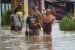 Warga berjalan di tengah banjir di Donggala, Sulawesi Tengah (ilustrasi). Sebanyak 200 rumah terendam akibat banjir di Donggala.
