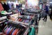  Warga memadati pusat perbelanjaan untuk membeli pakaian dan kebutuhan lebaran di Pusat Grosir Cililitan (PGC), Jakarta, Ahad (18/6)