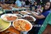 Warga membeli aneka macam takjil di Pasar Takjil Benhil, Jakarta, Senin (6/6). (Republika/Wihdan Hidayat)