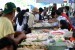 Warga membeli aneka macam takjil di Pasar Takjil Benhil, Jakarta, Senin (6/6). (Republika/Wihdan Hidayat)
