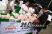 Warga membeli ayam potong murah di stand Forum Masyarakat Pengunggasan Indonesia (FMPI) bersamaan dengan Gelar Pangan Murah Kementerian Pertanian di Pasar Bendungan Hilir, Ahad (5/6). (Republika/Wihdan)