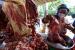 Warga memilih daging sapi lokal yang dijajakan pedagang musiman di Banda Aceh, Aceh, Jumat (16/7/2021). Menjalang perayaan hari tradisi pemotongan hewan peliharaan (meugang) Idul Adha harga daging sapi mengalami kenaikan dari Rp140.000 menjadi Rp150.000 hingga Rp170.000 per kilogram.