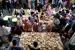 Larangan Buka Puasa Bersama Dinilai tak Relevan.  Foto ilustrasi: Warga mengambil piring makanan untuk berbuka puasa bersama di Masjid Jogokariyan, Yogyakarta, Kamis (23/3/2023). 
