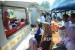 Warga menikmati kuliner di Food Truck Halal pada acara 