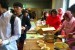 Warga Muslim Indonesia di Osaka menikmari sajian opor ayam di KJRI Osaka