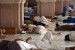 Warga Pakistan beristirahat di masjid untuk menghindari gelombang panas yang mencapai 44 derajat Celsius, Senin (22/6).