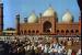 Warga Pakistan melakukan shalat di Masjid Badasahi di Paksitan. (ilustrasi)