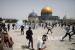 Warga Palestina lari dari bom suara yang dilemparkan oleh polisi Israel di depan kuil Dome of the Rock di kompleks masjid al-Aqsa di Yerusalem, Jumat (21/5), ketika gencatan senjata mulai berlaku antara Hamas dan Israel setelah perang 11 hari. .