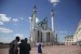  Wisatawan mengunjungi Masjid Qolsharif, di Kremlin abad ke-16, atau benteng, salah satu situs warisan dunia UNESCO selama Piala Dunia 2018 sepak bola di Kazan, Rusia, Jumat, 29 Juni 2018. (