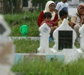 Ziarah kubur di salah satu pemakaman Jakarta.