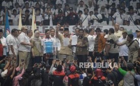 Ketua Umum Partai Gerindra Prabowo Subianto bersama Presiden Konfederasi Serikat Pekerja Indonesia (KSPI) Said Iqbal menunjukkan kontrak politik pada acara deklarasi calon presiden 2019 yang digelar KSPI sekaligus memperingati Hari Buruh Internasional di Istora Senayan, Jakarta, Selasa (1/5).