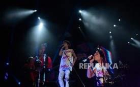 Grup Band Rock asal Jepang, One Ok Rock saat tampil sebagai supporting act pada konser bertajuk Ed Sheeran Divide World Tour 2019 di Stadion Utama Gelora Bung Karno, Jakarta, Jumat (3/5). Sang vokalis, Taka, meminta maaf setelah pernyataannya yang menunjukkan dukungan kepada Ed Sheeran menuai kritik dari warganet.