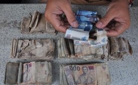 Petugas Bank Indonesia memeriksa uang rupiah yang lusuh milik warga saat melakukan ekspedisi kas keliling, Rabu (4/9/2019).