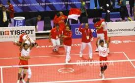 Emas Dari Quadrant Takraw. Tim Sepak Takraw Indonesia melakukan selebrasi usai memenangi pertandingan melawan Tim Jepang pada babak final cabang Sepak Takraw nomor Quadrant Putra Asian Games 2018 di Komplek Olahraga Jakabaring, Sabtu (1/9).