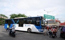 Kendaraan Transjakarta melintas di kawasan Kebun Binatang Ragunan Jakarta Selatan. Banyak warga memilih Transjakarta untuk wisata Lebaran di Jakarta.