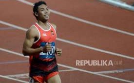 Atlet lari Indonesia Lalu Muhammad Zohri usai tiba di garis finish pada babak semi final cabang olahraga atletik Asian Games 2018 kategori lari 100 meter putra di Stadion Utama Gelora Bung Karno, Jakarta, (Ahad (26/8).
